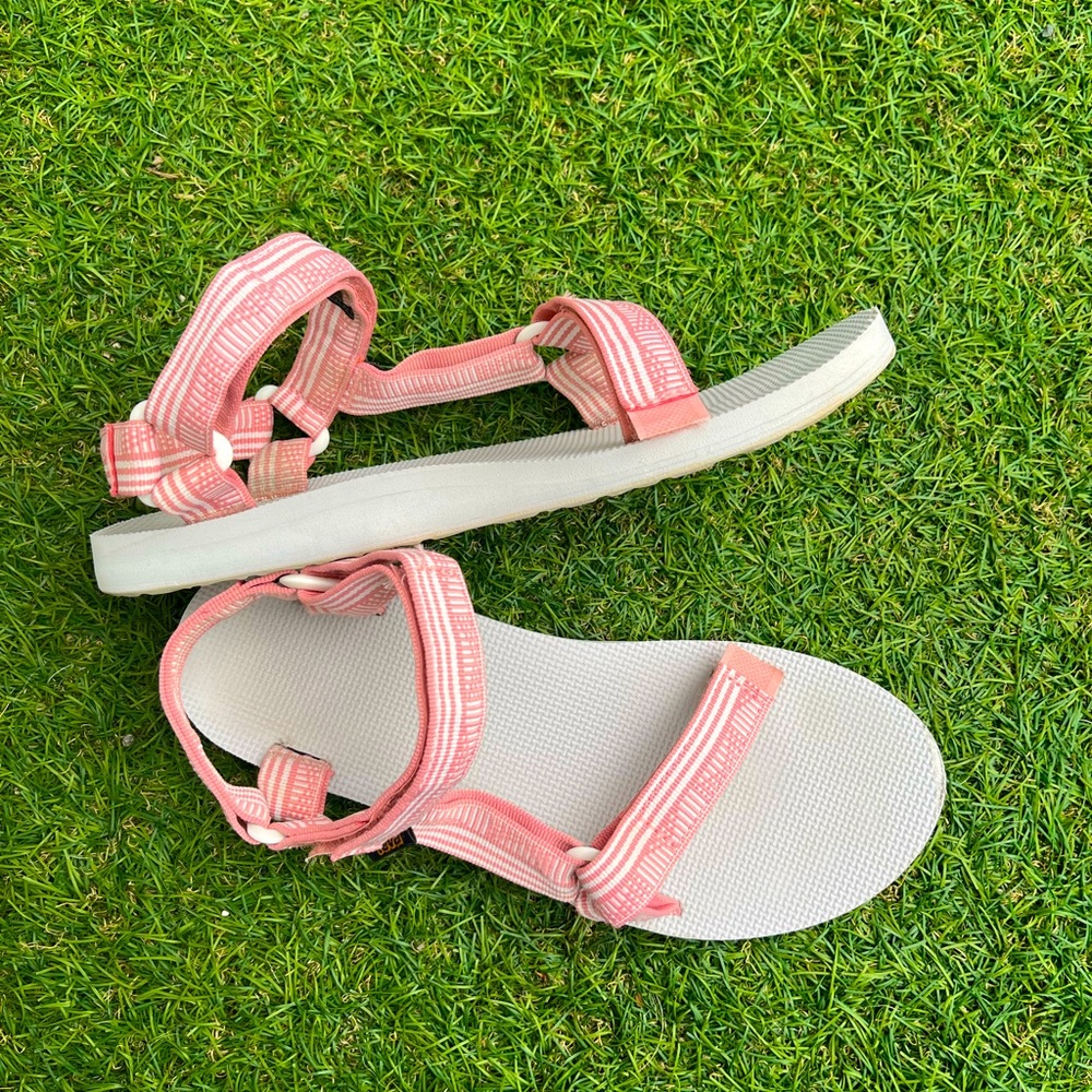 🌸 Pink Teva Sandals - Size 9